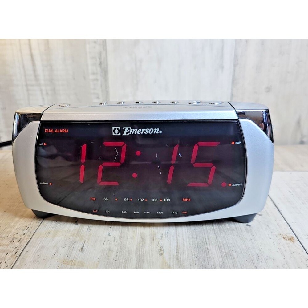 Retro Bedside Dual Alarm Clock Radio AM/FM Emerson CK5052  Tested AC or DC